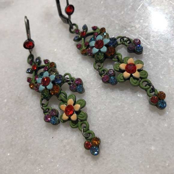 Vintage Feel Flowery Earrings. - Picture 7 of 10